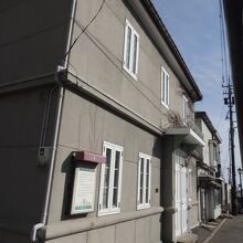 この家のすぐそばにお店があり