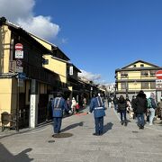 おしゃれなお店が並ぶ