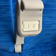 肘掛け先端に設けられた電気コンセント