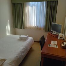 部屋は十分な広さ、バスルームもきれいでした。