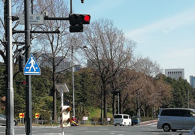 坂の上からお濠沿い