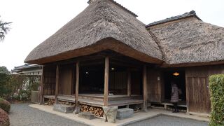 二つの棟が連なった民家