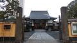 鉄道唱歌の作詞者、大和田建樹のお墓があります