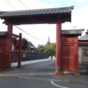 禅林街の入口近くで目立つ門