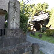 三重塔が建つ単立寺院