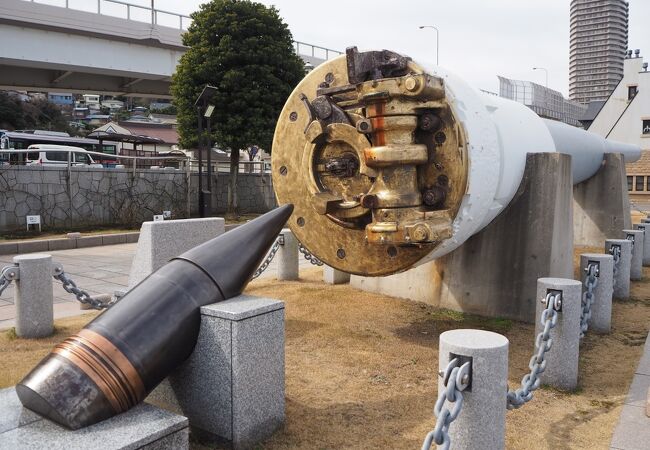 横須賀で建造された戦艦陸奥の主砲がヴェルニー公園で展示