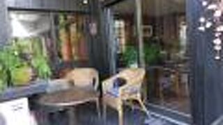 外のテラス席で一息