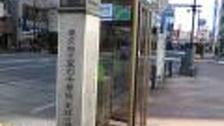 目印は脇にある電話ボックスです