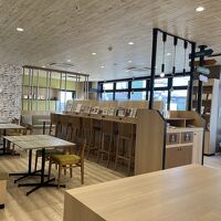 フロント階が4階で明るいスペース　本もあるよ