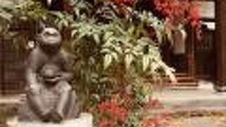 座った猿の像