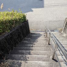 バス停からの急階段