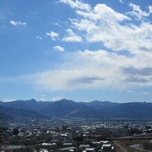 差出磯大嶽山神社からの甲府盆地景観
