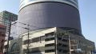 円筒形の独特のフォルムが目立つ外観