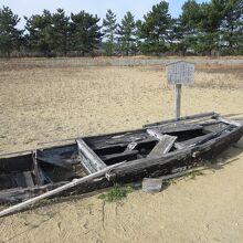 人工海浜にある武蔵を乗せた様な伝馬船(本物ではないです)