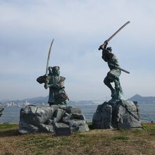武蔵・小次郎の決闘シーンを再現した像が小高い丘にあります。