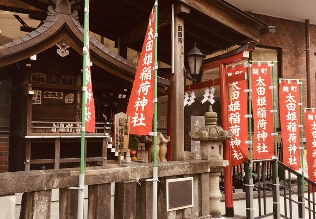 赤い幟と祠