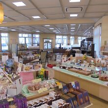 右手にはお土産ショップ