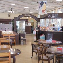 左手奥にあるレストラン