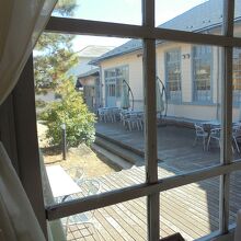 レストラン内の窓　ガラスは波打ていて古い