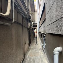 この路地を行くとある