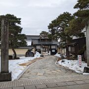 瀬戸川と白壁土蔵街に沿って建つ寺院