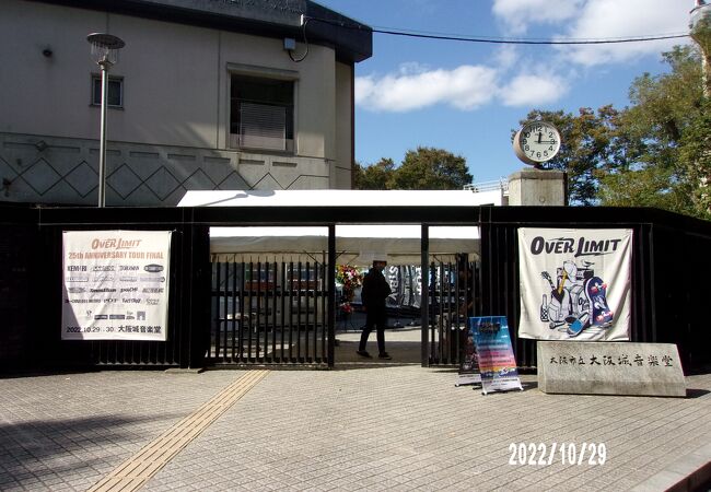 大阪城公園内にある野外音楽堂です。