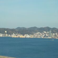 関門海峡越しに門司港レトロが見えます。