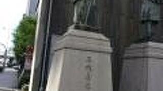 五代友厚ゆかりの場所にあります。