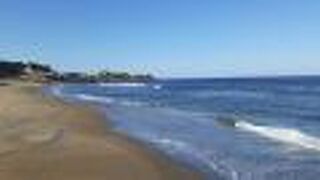 JR陸奥白浜駅から徒歩20分程度のところに位置する海水浴場