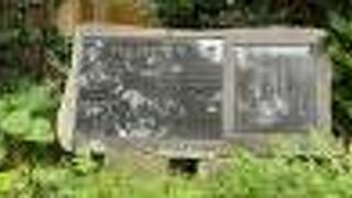 仲筋井戸の前、水道記念碑と並んでいます