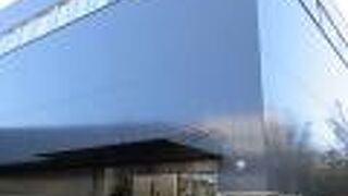 国会前庭にあった憲政記念館は現在閉鎖され、国会図書館向かいの仮屋に移転していました。