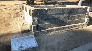 【日本水準原点標庫】から少し東に下った所にある井戸の跡。