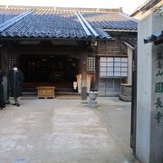 ひがし茶屋街にある寺院です