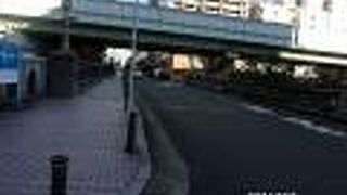 東横堀川にかかる橋の一つです。