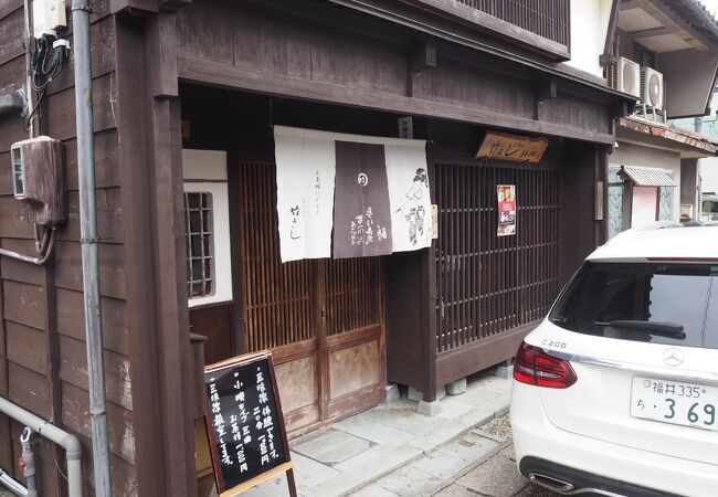 格子戸のある風情ある日本家屋