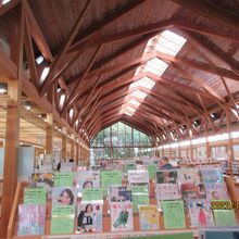 図書館（ノイエ）：一般図書室の大規模な木造架構