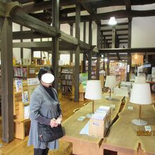図書館（ノイエ）：伝統的な木造建物である児童図書室