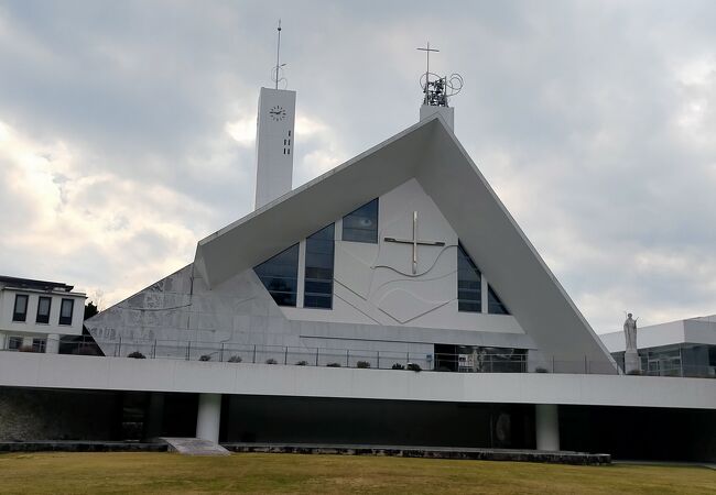 大きな三角屋根の聖堂