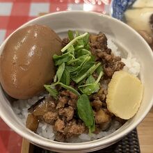 魯肉飯加蛋は、ほどよい八角の香りでご飯が進みます。