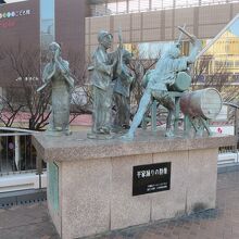 下関駅前の陸橋上にある平家踊りの群像