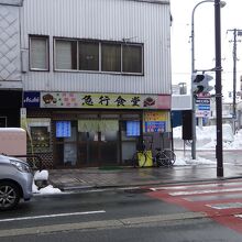 駅前通り、駅からも歩いてすぐ