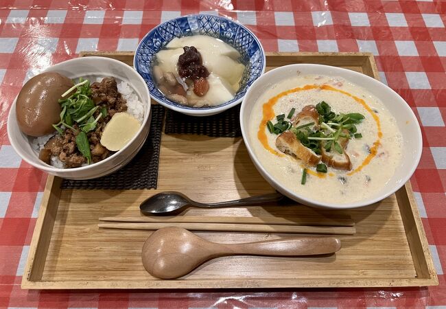 台湾朝ごはんの定番、鹹豆漿がいただけます。