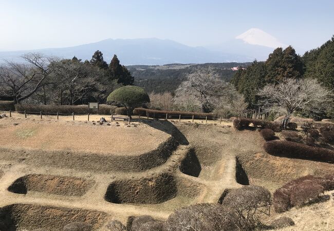 中山城跡（静岡県三島）ー富士山の眺めー堀越しに見える富士山：「障子堀」・「畝堀」の堀が特徴の城跡