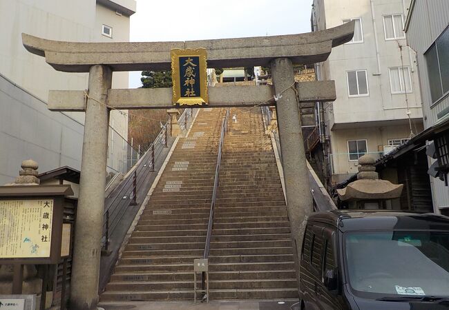 武運長久の神として崇められてきた下関駅近くにある神社です。