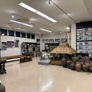 今帰仁城跡からの発掘品などが展示されている