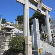 鳥居の『亀山宮』の山の字にボールが挟まっていることでも有名になった神社です。