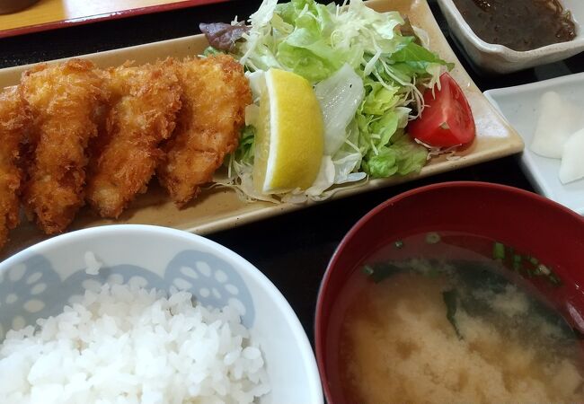 素朴な雰囲気の食堂の絶品料理