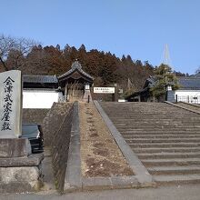 入り口の立派な石段