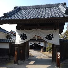 門から玄関を望む