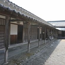 邸宅前の使用人の長屋